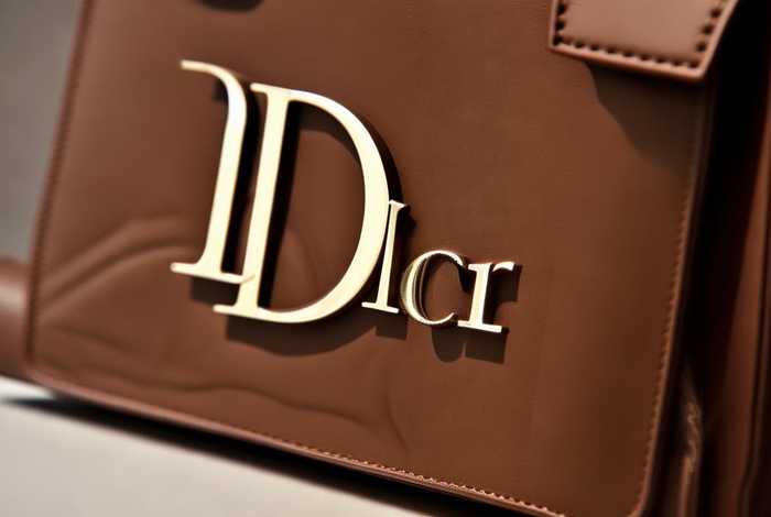 迪奥包包的标志是什么；迪奥包包的标志是什么样的