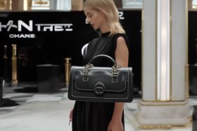 chanel包包官方旗舰店直播，chanel服饰官方旗舰店