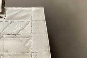 迪奥戴妃包磨砂掉皮能自己修复吗 - 迪奥戴妃包磨砂掉皮能自己修复吗多少钱