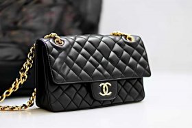 chanel手提包有哪些经典设计（chanel手提包有哪些经典设计图片）