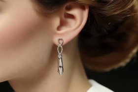 Chanel耳环正品（chanel耳环正品）