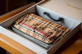 巴宝莉女包带盒子吗；巴宝莉女包带盒子吗是正品吗