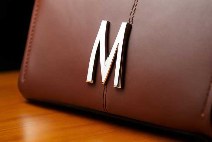 m标志是什么牌子包包图片；m标志是什么牌子的包包