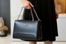 女包买哪个牌子好（女包买哪个牌子好看）