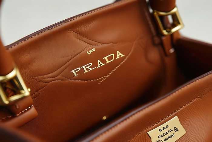 普拉达女包怎么看真假 普拉达女包怎么看真假鉴别