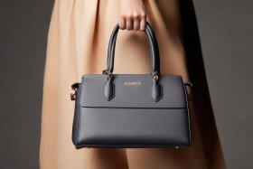 女包图片像人是哪个牌子，女包图片像人是哪个牌子的