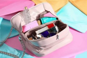 女生包包图片（女生包包里必备物品图片）