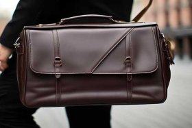 男士一般拿什么包；男士一般拿什么包包好看