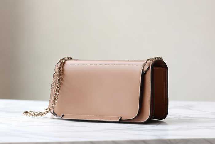 价格在一两千的女士包包；价格在一两千的女士包包值得买吗