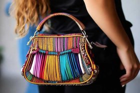 女小包包斜挎包（女小包包斜挎包图片大全）