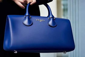 普拉达最经典款的女包深宝兰色、普拉达的经典款包包蓝色