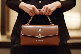 卡地亚女包属于什么档次、卡地亚女包属于什么档次的品牌