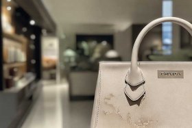 普拉达包包很容易掉皮吗，普拉达包包很容易掉皮吗为什么