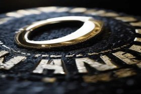 流浪包香奈儿logo细节；香奈儿流浪包logo细节图