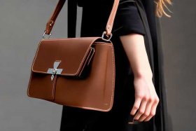 女士双肩皮包；女士双肩包真皮