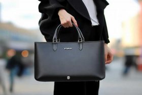 蔻驰新款女包2022；蔻驰新款女包2024新款