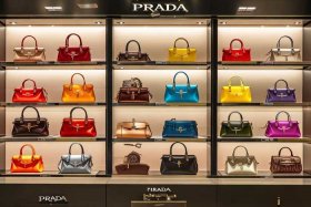 普拉达包包官网价格（普拉达包包官网价格查询）