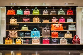 女生包包什么牌子出名；女生包包什么牌子出名的