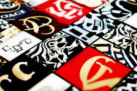 蔻驰的logo有几种；蔻驰的logo有几种颜色