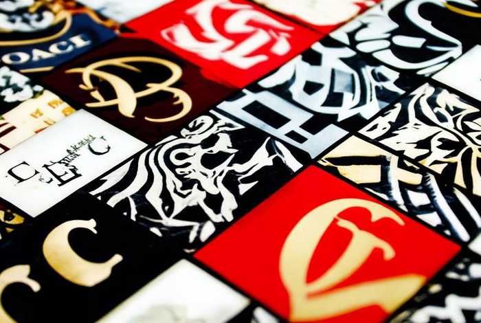 蔻驰的logo有几种；蔻驰的logo有几种颜色