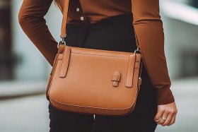 女士挎包的正确佩戴方式、女士挎包的正确佩戴方式图片