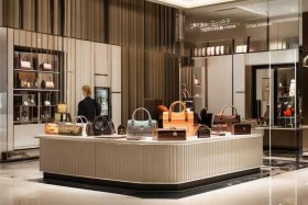 品牌箱包专柜在哪里（品牌箱包专柜在哪里进货）