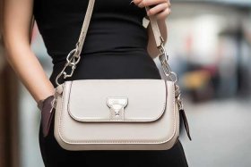 女士斜挎包小包包时尚（女士斜挎小包经典款）