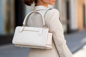 三十多岁的女生挂白色的包包 - 三十多岁的女生挂白色的包包好看吗