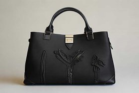 女士布包包种类黑色（女士布包包种类黑色是什么）