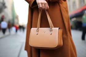 哪个牌子的女包好看又不太贵；哪个牌子的女包好看又不太贵的