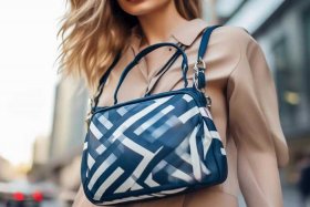 尼龙布斜挎包女时尚款（女式尼龙布斜挎包）