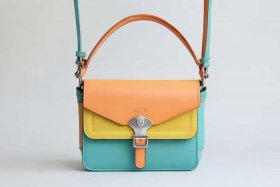 女士学生斜挎包（女士学生斜挎包图片）