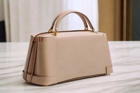 轻奢100-300价位的女包；轻奢女包推荐价格在一1500左右