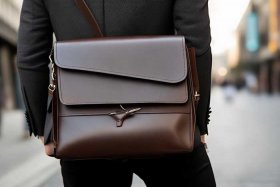 男士斜挎包怎么背；男士斜挎包怎么背？