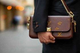 男士高档手拿包lv；男士lv手拿包经典款