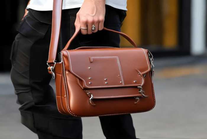 男士斜挎包哪个牌子比较好看(男士斜挎包哪个牌子比较好看又实用) 男士斜挎包哪个牌子比较好看(男士斜挎包哪个牌子比较好看又实用)