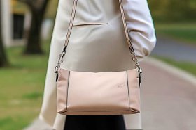 女士尼龙布料斜挎包（女士尼龙布料斜挎包图片）