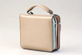 女生装手机轻便的小包包 女生装手机轻便的小包包是什么