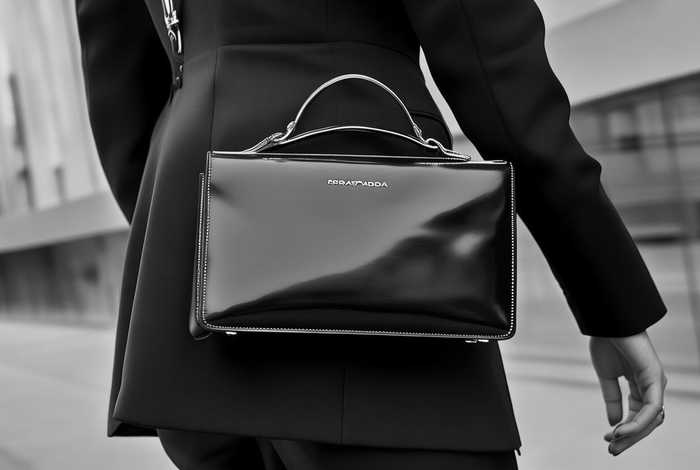 普拉达女包官网最新款（普拉达官网女包最新款单肩包）