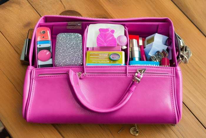 女生包包里一般装些什么;女生包包里一般装些什么东西 女生包包里一般装些什么;女生包包里一般装些什么东西