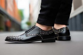 华伦天奴铆钉鞋，华伦天奴铆钉鞋好穿吗