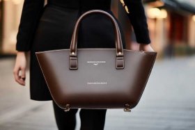 名牌奢侈品菜篮子水桶女包（菜篮子女包 奢侈品价格）