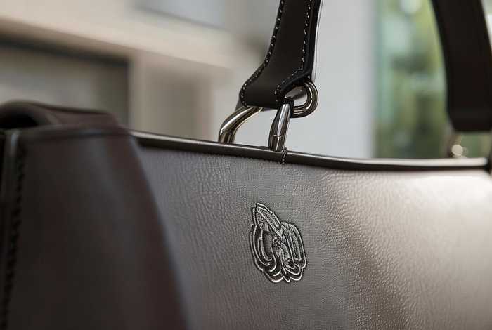 名片包包有什么牌子（名片包包有什么牌子的）