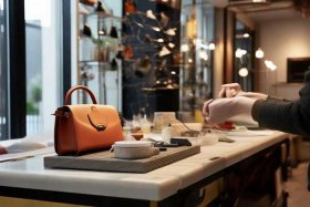 奢侈品包包修复翻新附近门店，附近奢侈品包包清洗维修