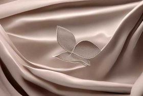 类似四个花瓣是什么品牌；类似四个花瓣是什么品牌的衣服