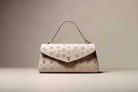 路易威登lv女包手提浅色（路易威登lv女士手提包新款）