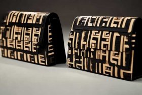 蔻驰同款包印花位置都一样吗、蔻驰同款包印花位置都一样吗图片