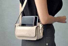 女士装手机斜挎小包怎么装 - 女士装手机斜挎小包怎么装的