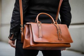 男单肩斜挎包质量最好的品牌（男单肩斜挎包质量最好的品牌是哪个）