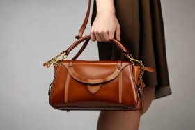 女士品牌真皮斜挎包，女士品牌真皮小斜挎包
